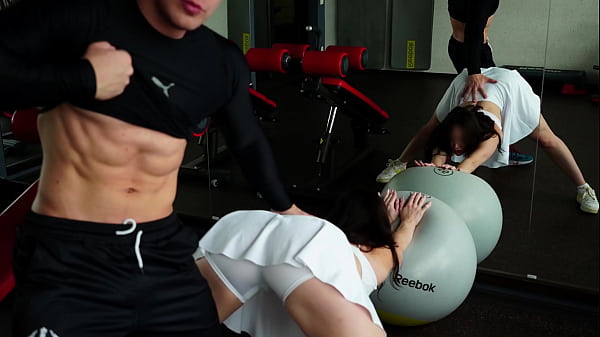 Ritiro in palestra! -Potrei aiutarti con lo stretching a casa mia, ragazza dal culo tondo