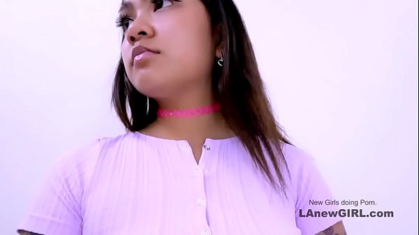 Süßes tätowiertes Mädchen verwöhnt großen Schwanz mit heißem Tease-Casting