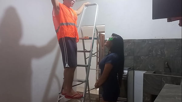 sex with the alba&ntilde_il!! I began to observe the new bricklayer who was carrying out the maintenance of the roof. Then I saw that he was very athletic and muscular. I seduced him and sucked his cock, then he fucked me deliciously standing up