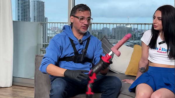 Almendra will sofort in Aktion treten und sich mit einem Dildo durchbohren lassen | Juan Bustos Podcast