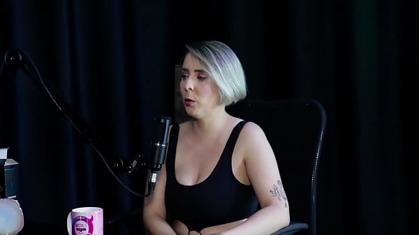 Loira chupa o saco depois de dizer que começou a rebolar, as melhores posições para sexo anal e exibir seus brinquedos - Mary Red Queen (SHEER/RED)