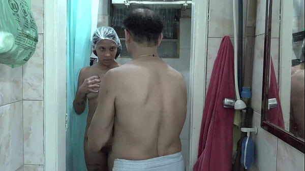 Mein Mann hat seine Stieftochter unter der Dusche gefickt und dachte, ich wäre nicht zu Hause - AmoPornBR