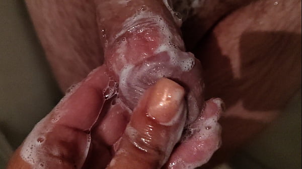 Il mio fratellastro sexy nella mia doccia. Gli ha dato un po' di piacere mentre la moglie non era a casa