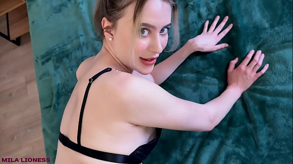 Attention, nous pourrions nous faire prendre ! Aimez-vous mes sous-vêtements? Sexe hard avec demi-soeur