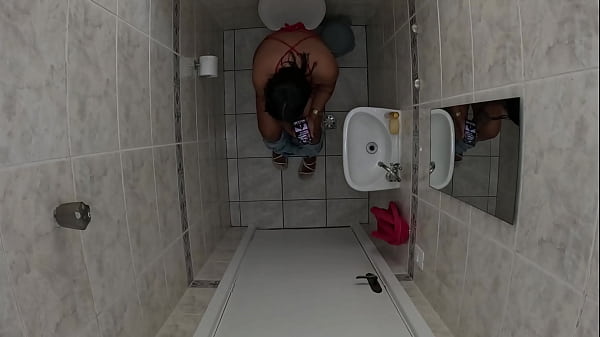 Foi no banheiro esqueceu de trancar a porta amigo entrou e meteu a rola nela