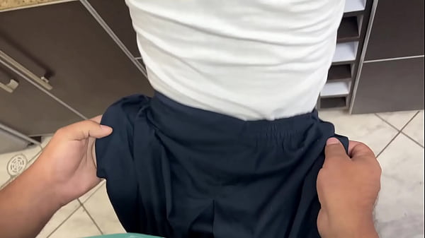 La puttana della mia figliastra pigra non vuole più cucinare e le ho offerto il mio uovo in cambio della pigrizia in casa