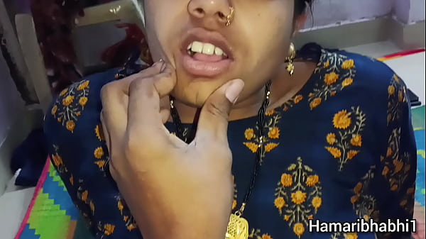 L'énorme baise de Desi Indian Bhabhi dans sa maison quand son mari est sorti. Vidéo indienne desi hindi sexy BF.