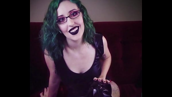 Una teenager calda e giocosa si esibisce - sadomaso