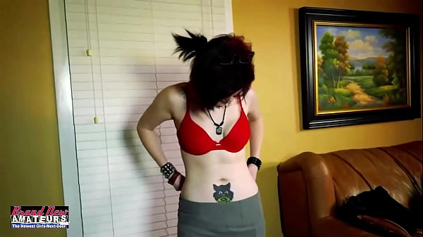 Marci spreizt ihre hellhäutigen Beine und lässt diesen Kerl ihre Fotze vibrieren!