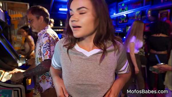 सेक्सी किशोर सार्वजनिक रूप से अपने बड़े प्राकृतिक स्तन दिखाते हैं और मुंह में बड़े डिक और गीली बिल्ली का आनंद लेते हैं - नौदी नाला, पीटर ग्रीन