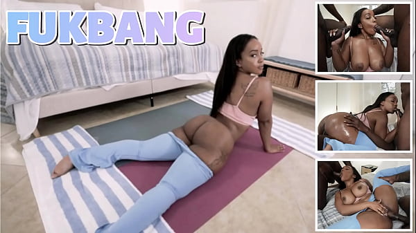 Allenamento di ragazza nera con quattro mani e tre gambe