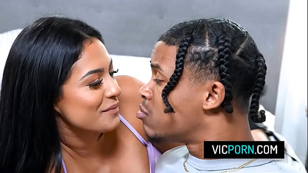 La giovane latina con i piedi per terra Serena Santos viene picchiata violentemente dal suo ragazzo nero