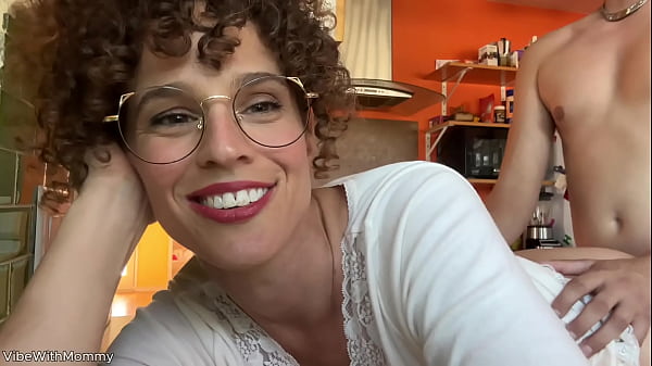 कामुक व्लॉगर सौतेली माँ कॉलेज के लड़के को चोदती है