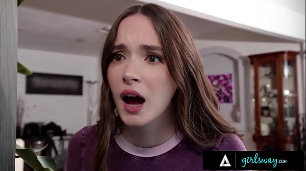 GIRLSWAY - Shook Brunette Hazel Moore Bắt bạn cùng phòng nhỏ nhắn Liz Jordan ôm gối của cô ấy