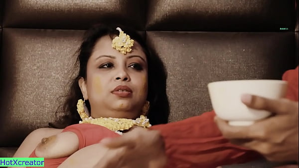 Hermosa chica adolescente se desnuda en una mamada