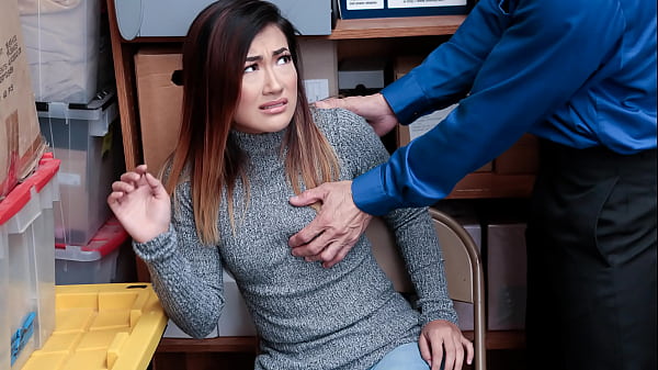 मॉल अधिकारी को किशोर के बैग में चोरी हुए सामान के बक्से मिले - लिफ़्टरसेक्स