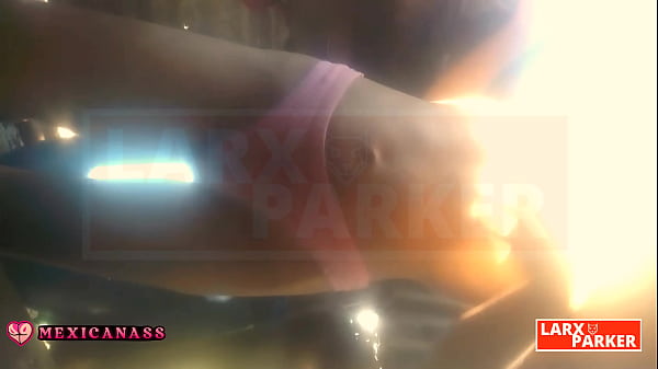 Kassandra sendet von zu Hause aus weiterhin Videos für das virtuelle Casting, die ihre Vagina und ihren Anus zeigen