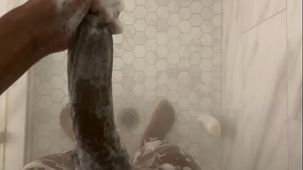 Pouvez-vous prendre chaque centimètre de cette grosse bite noire ? Réponse dans les commentaires