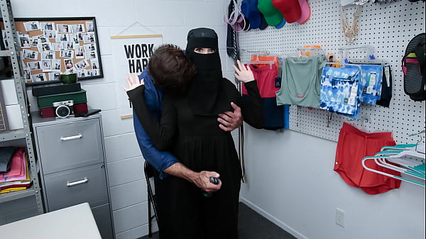 Ragazza sorpresa a nascondere biancheria intima costosa sotto l'hijab - Perp4k