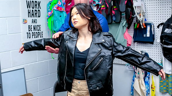 Cosa c'è sotto la giacca? ha chiesto la guardia giurata! - Sesso con i taccheggiatori