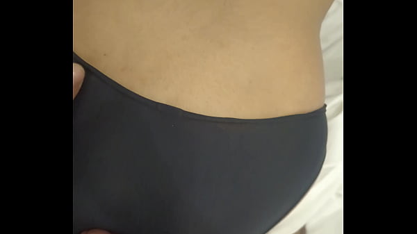 प्यारी किशोर लड़की बड़ी गांड में कपड़े उतारती है