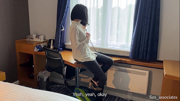 &quot_Du kannst nicht das Bett mit deiner Stiefmutter teilen und einen Ständer haben!!! Wir müssen uns richtig darum kümmern!!!&quot_ Die freundliche Stiefmutter hilft ihrem Stiefsohn bei einer versehentlichen Erektion.