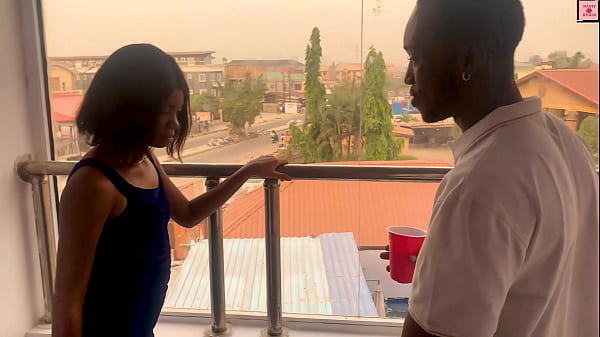 कामुक किशोर लड़की को मुख-मैथुन में मजा आता है