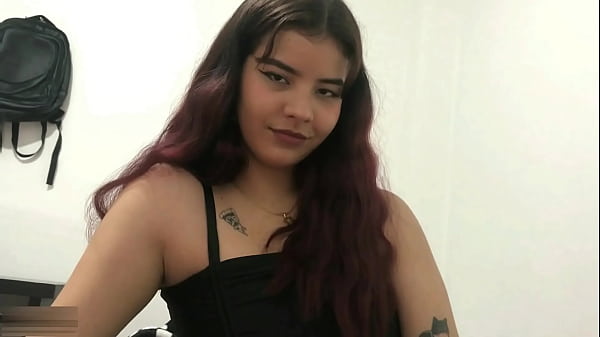 एक खूबसूरत लैटिना सौतेली बहन द्वारा उसकी बिल्ली और गले के साथ आकर्षक काम!