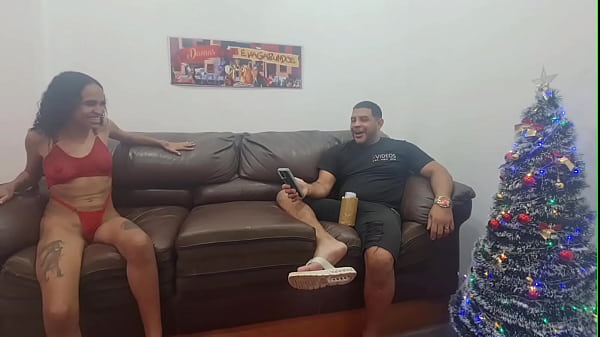 Phần 01 Người lướt sóng trên ghế sofa_ với yêu tinh Leo tiết lộ rằng anh ta hối hận vì đã bỏ rơi con gái mình và đi làm trong quán rượu vì anh ta chán_ ở nhà.