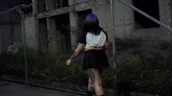 Goth dal culo grosso viene sorpreso per strada da Ghost Face durante un duro sesso di Halloween