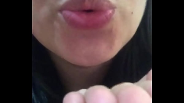 La mia sorellastra sexy e culona si masturba molto bene