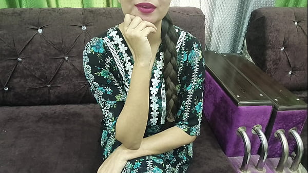 मेरी सौतेली बहन पहली बार किसी लंड को चखती है और उसे खाते समय उसे बहुत आनंद आता है