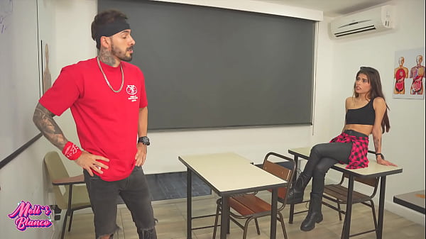 जब मैं देर से घर पहुंचता हूं तो मेरी मुलाकात एक बहुत बड़े लंड वाले नए शिक्षक से होती है, जिससे मुझे कक्षा में आनंद मिलता है