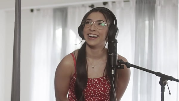 La fina morena Madison Wilde y Brad Newman arrancan una página del Karma Sutra