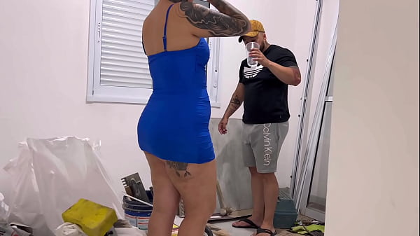 Pose impertinenti della ragazza