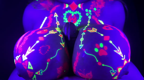 Rejoignez ce DÉFI HENTAI TITFUCK ! COSMOTITS NÉON époustouflants | LilyKoti