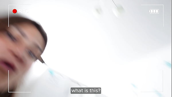 La broma del blogger en el baño del hermanastro fracasa cuando su hermanastra lo atrapa y se lo folla