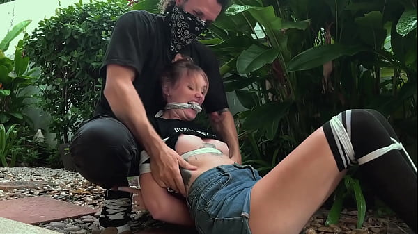 Ich bestrafe sie, indem ich ihre sexy Füße kitzele