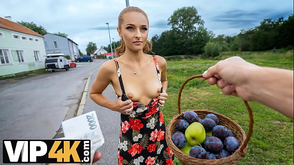 वाइल्ड यंग गर्ल प्रस्तुति देती है