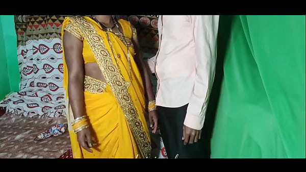 अद्भुत किशोर लड़की शौकिया तौर पर छेड़ती है