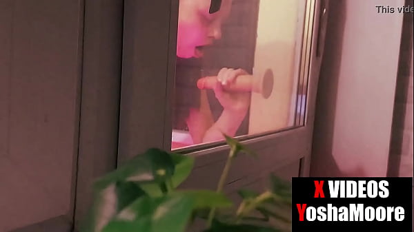 मैंने एक सौतेली बहन को मुख-मैथुन और हस्तमैथुन के लिए पकड़ा, बालकनी में बंद कर दिया और अश्लील दिखने लगी, निम्फोमेनियाक की एक सौतेली बहन। मैं अपनी सौतेली बहन की जासूसी करता हूँ