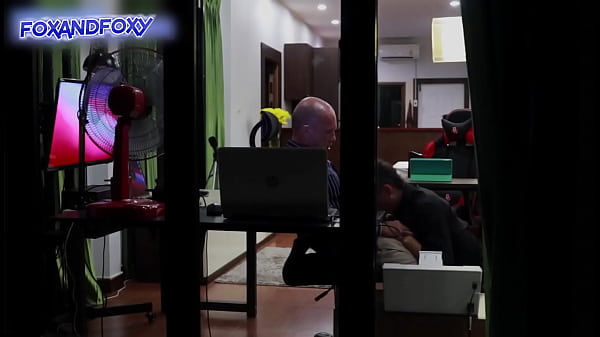 对面办公室懂得激励！同事吸鸡巴是为了更好地激励工作。在窗前做爱时拉上窗帘