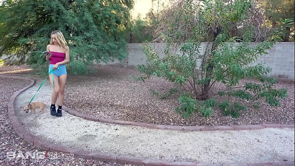 Verspieltes Teenie-Mädchen zieht sich blond aus