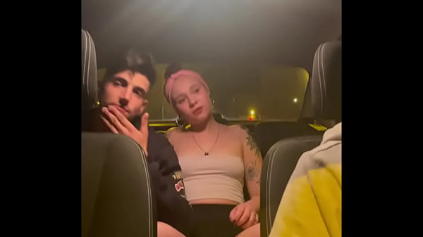 amigos follando en un taxi al regresar de una fiesta, camara oculta amateur