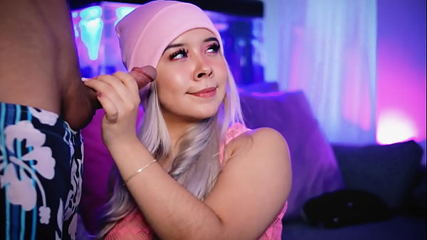 Une blonde potelée avec un joli visage suce la bite de son petit ami