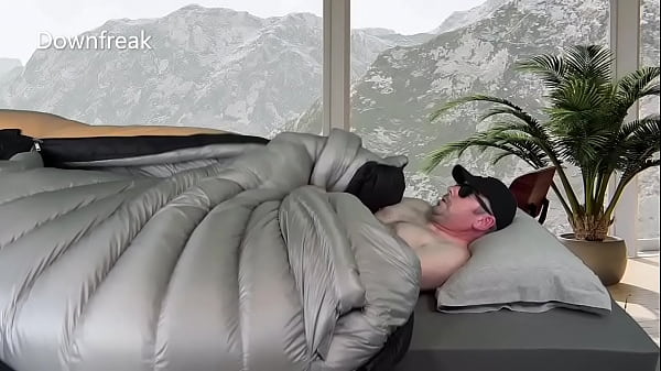 家伙巨大的驼背和射精