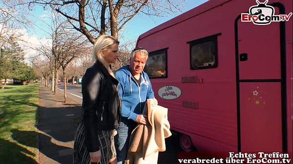 Schöner Teenager führt Teenager auf