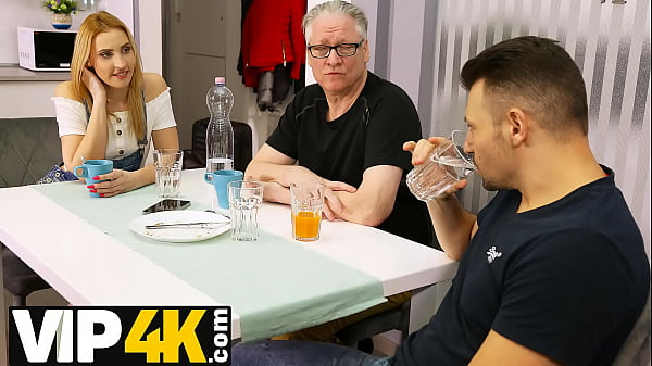 DY4K. Aufgeregte Blondine schleicht sich in die Küche und verführt ihren alten Freund