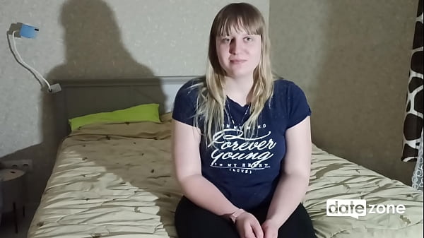 शर्मीली, गोल-मटोल गृहिणी पहली बार पोर्न कैम पर