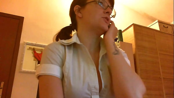 La bellissima teenager si spoglia i piedi